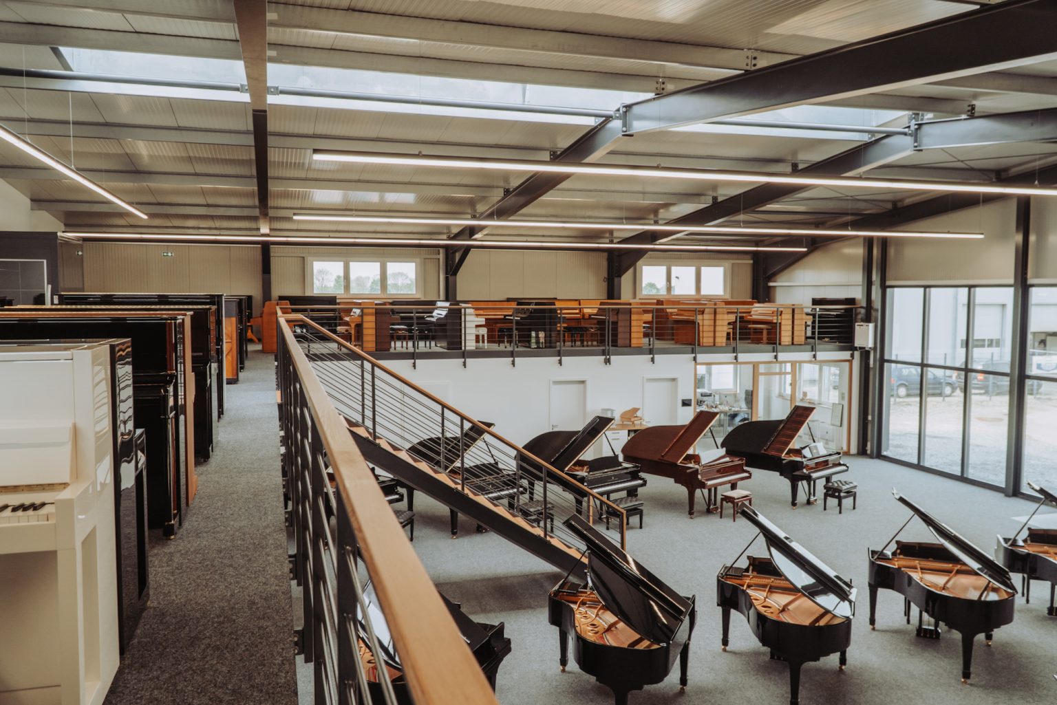 Showroom von Piano Spengler mit Flügeln und Klavieren