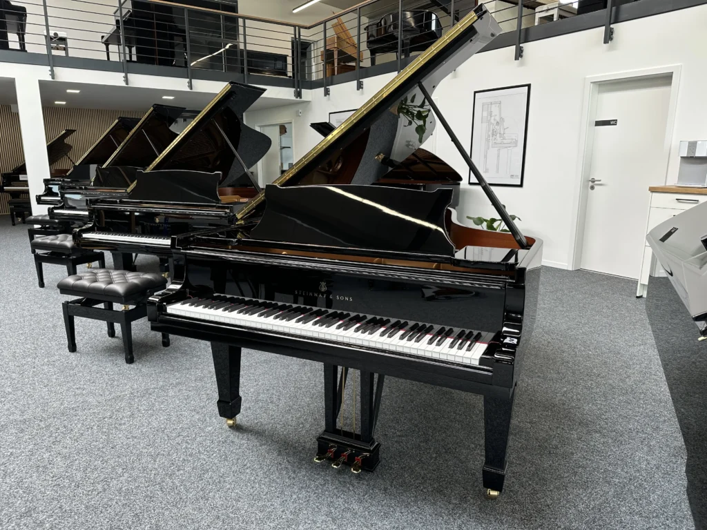 Steinway & Sons B-211