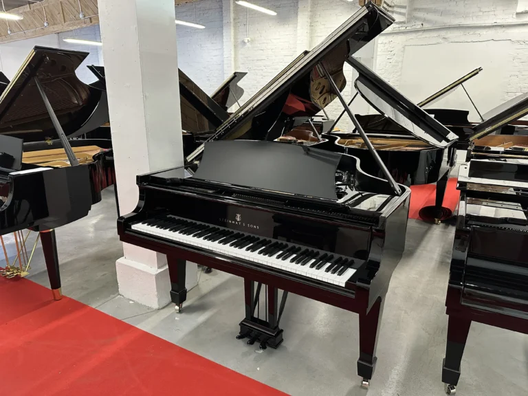 Steinway & Sons M-170