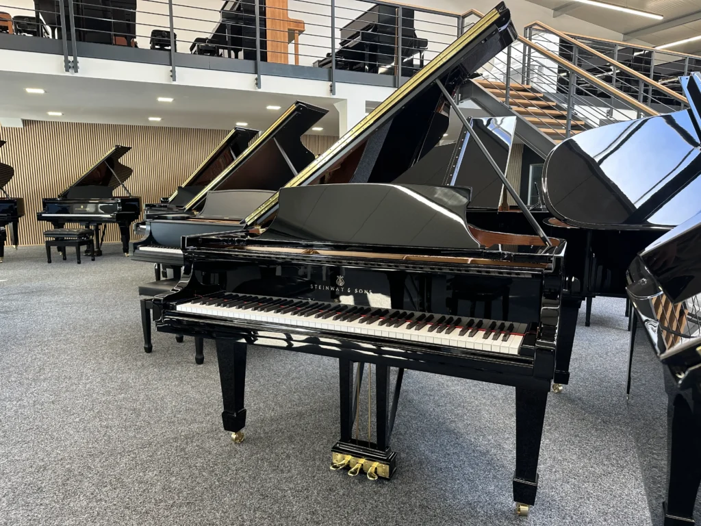 Steinway & Sons M-170