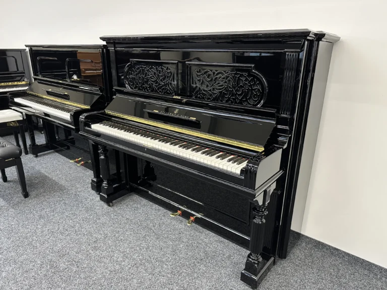 Steinway & Sons R-138