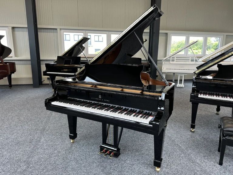 Steinway & Sons O-180