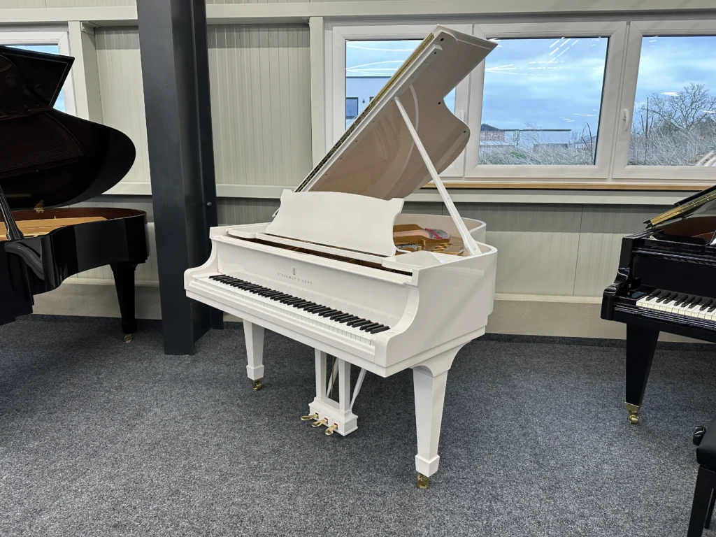 Steinway & Sons M-170