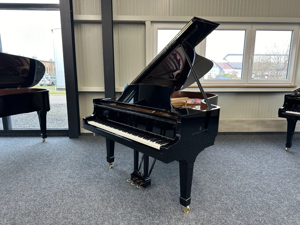Steinway & Sons B-211