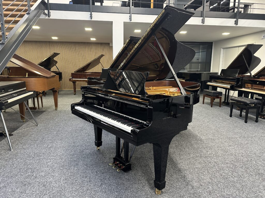Steinway & Sons B-211