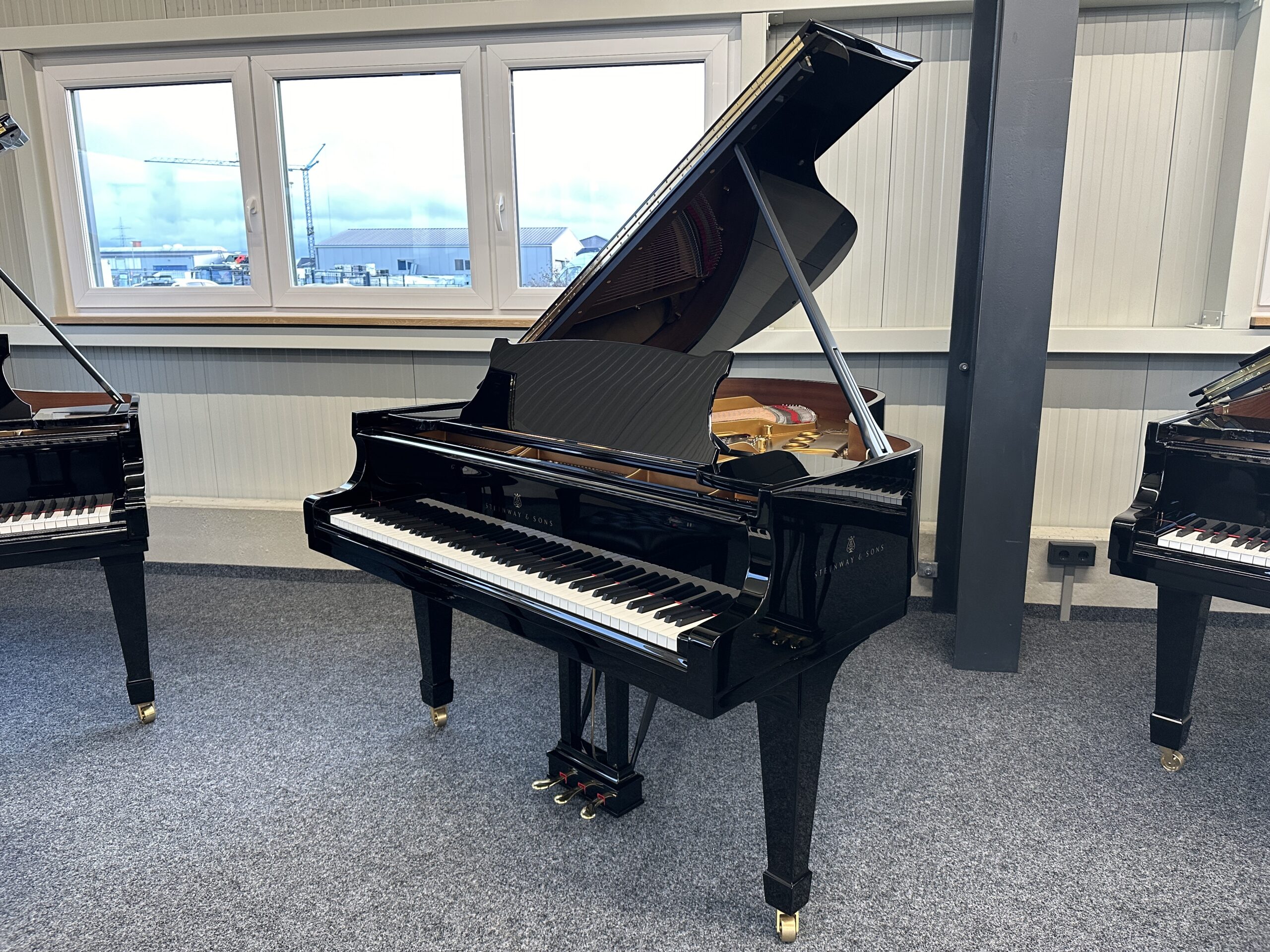 Steinway & Sons M-170