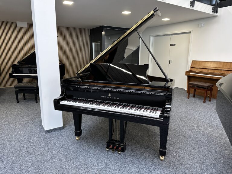 Steinway & Sons B-211