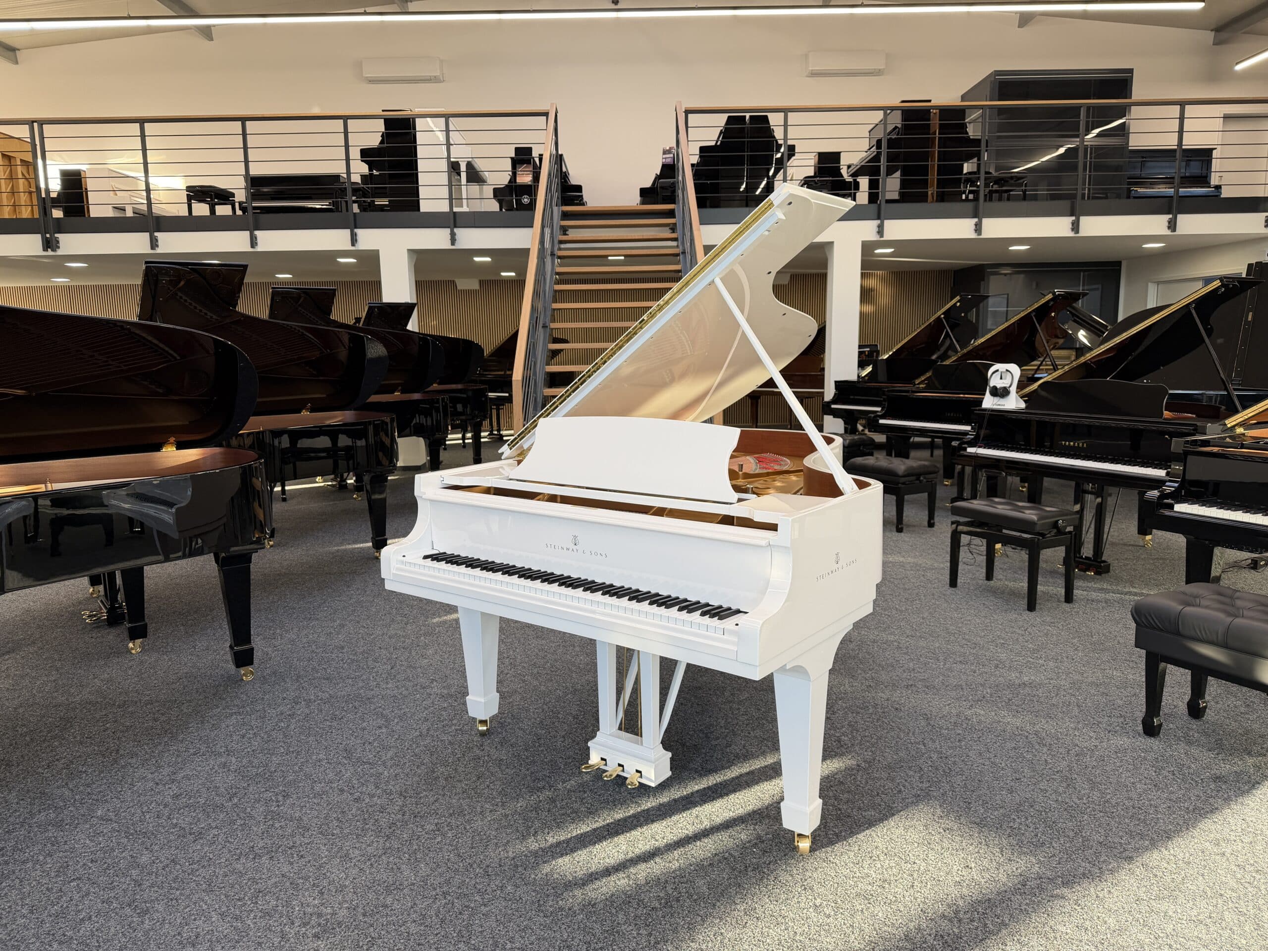 Steinway & Sons B-211