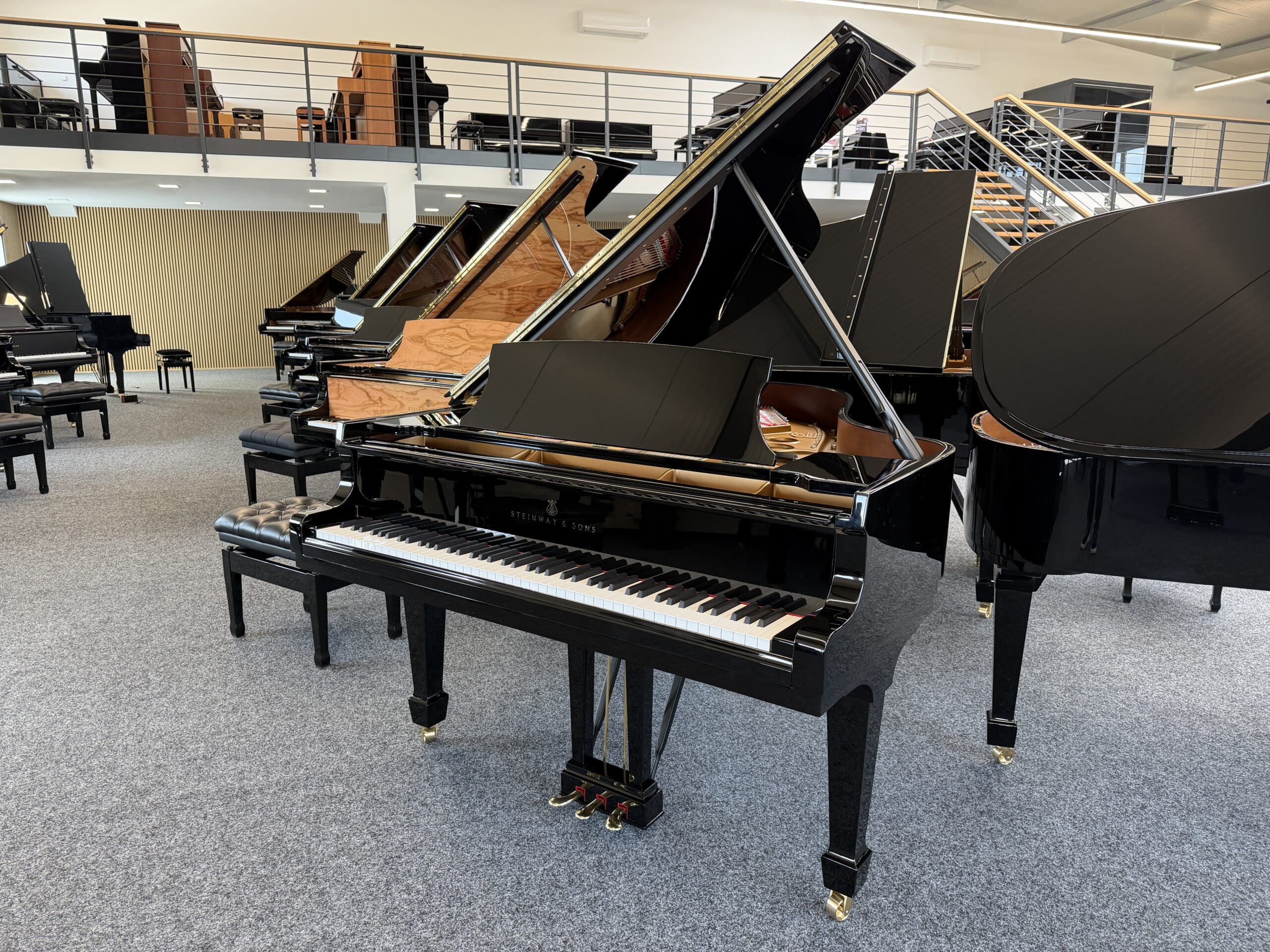 Steinway & Sons O-180