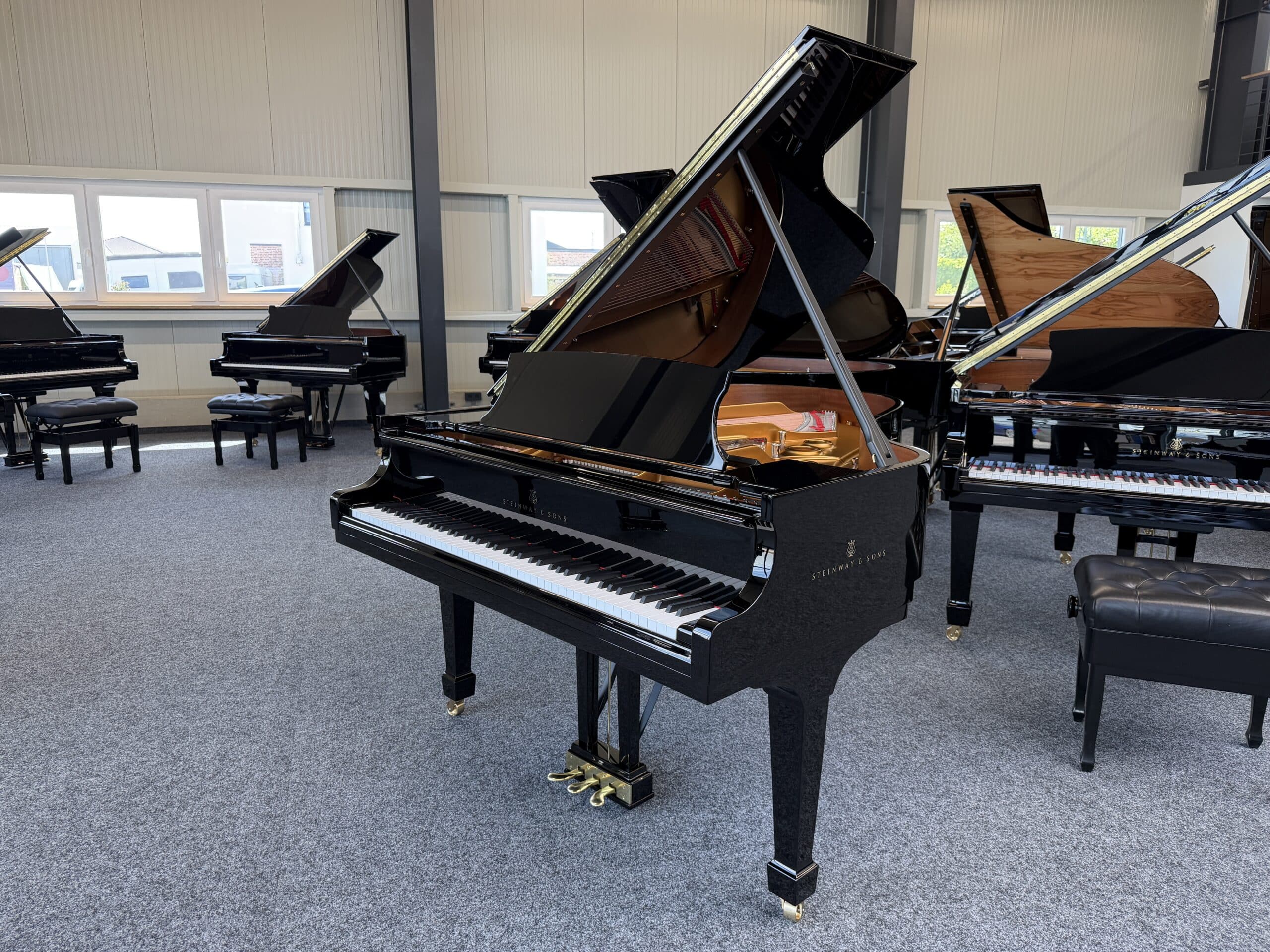 Steinway & Sons O-180