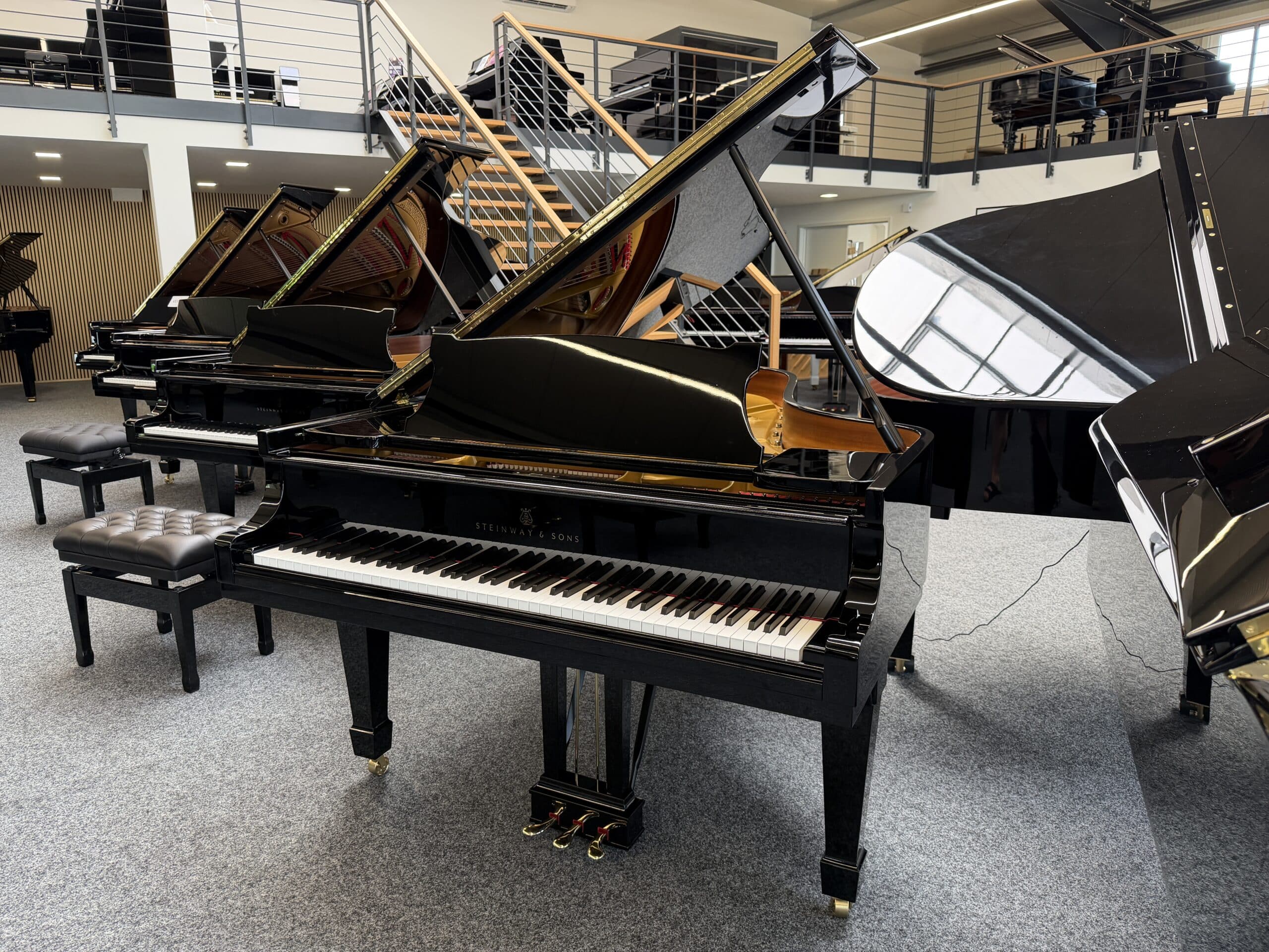 Steinway & Sons B-211