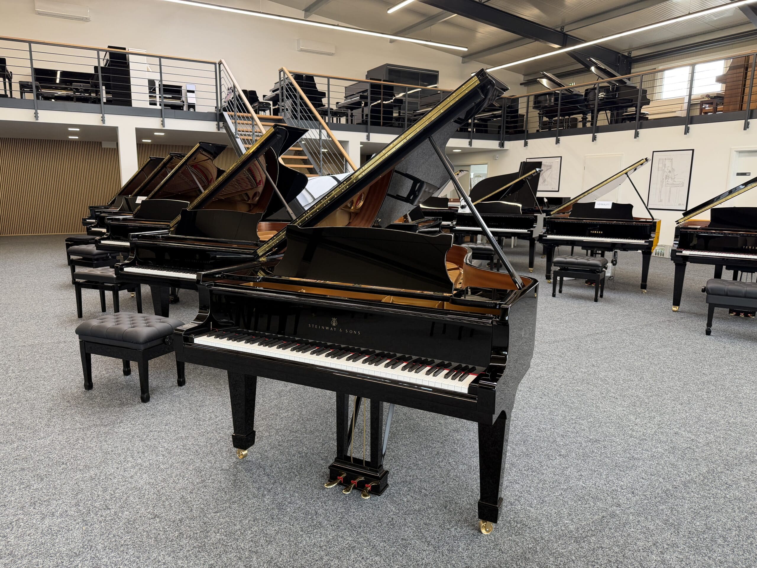Steinway & Sons B-211