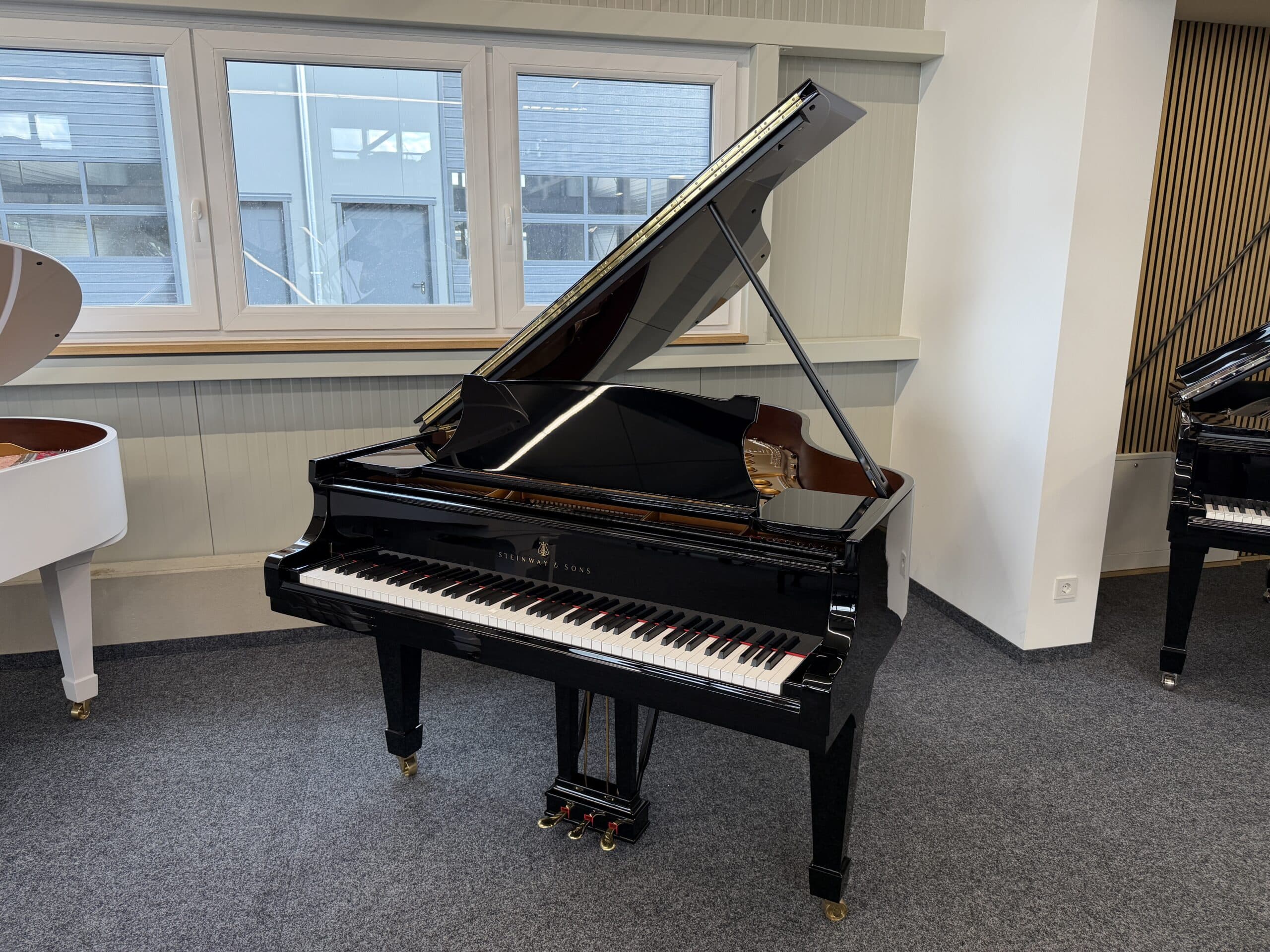 Steinway & Sons M-170