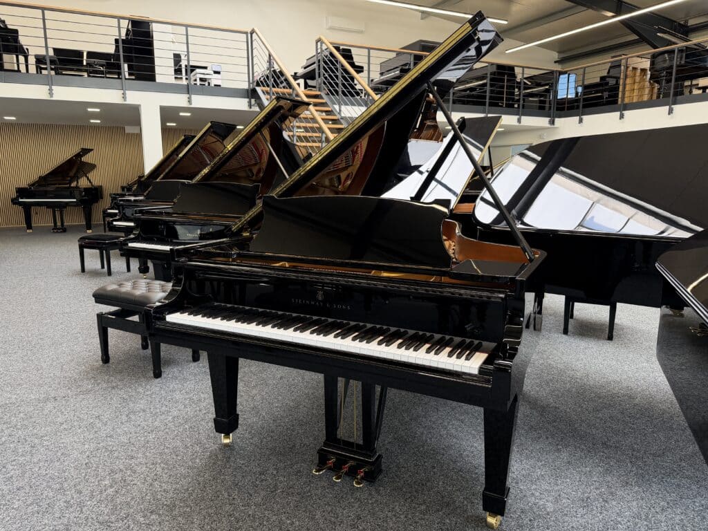 Steinway & Sons B-211