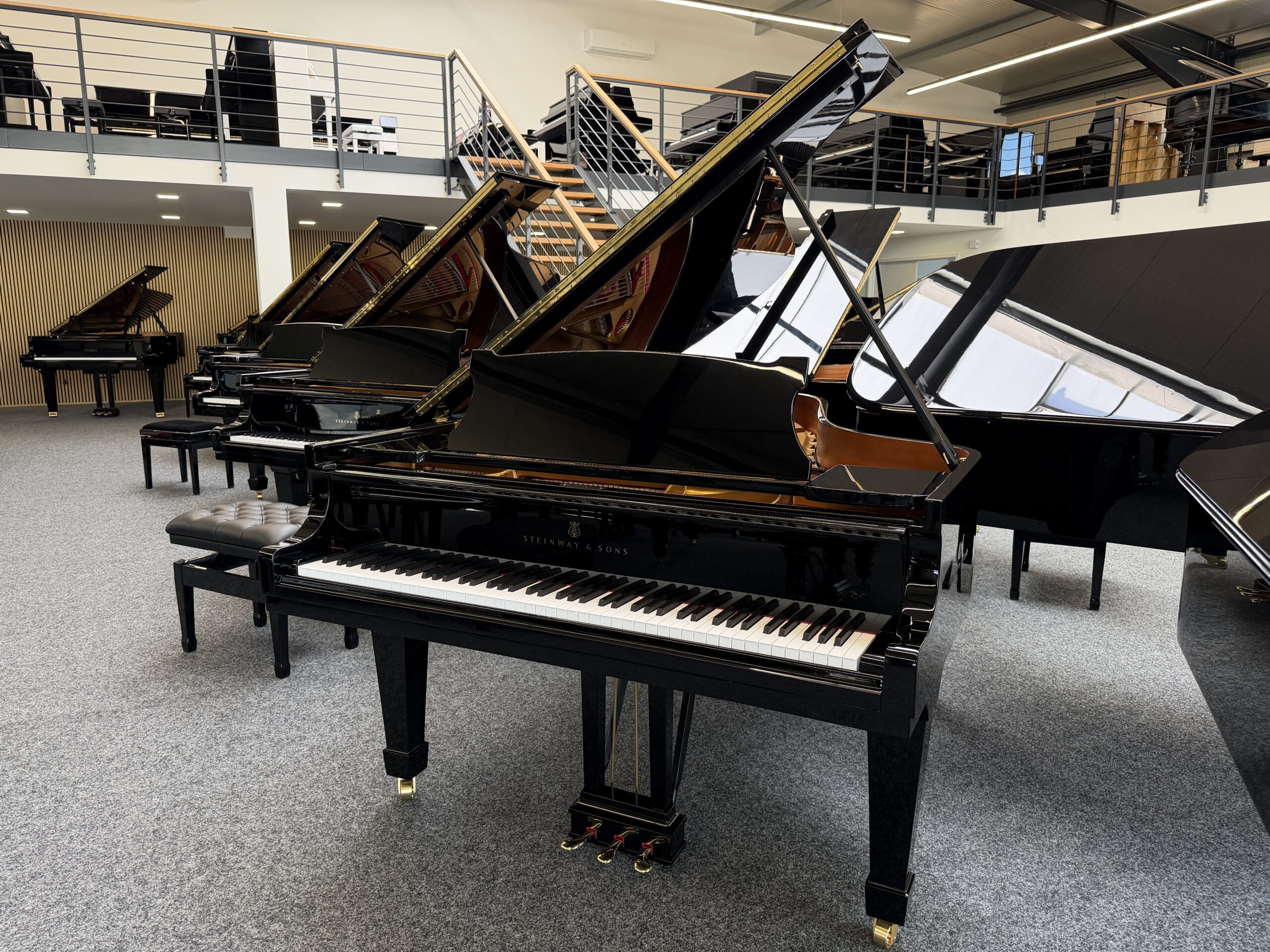 Steinway & Sons B-211
