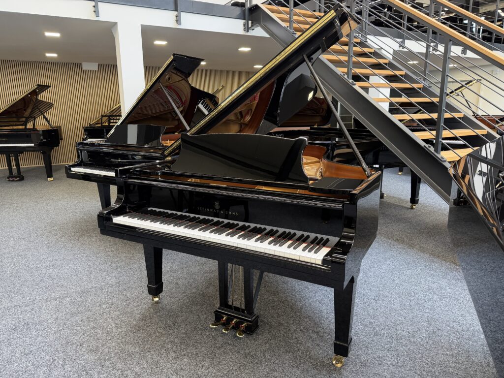 Steinway & Sons B-211