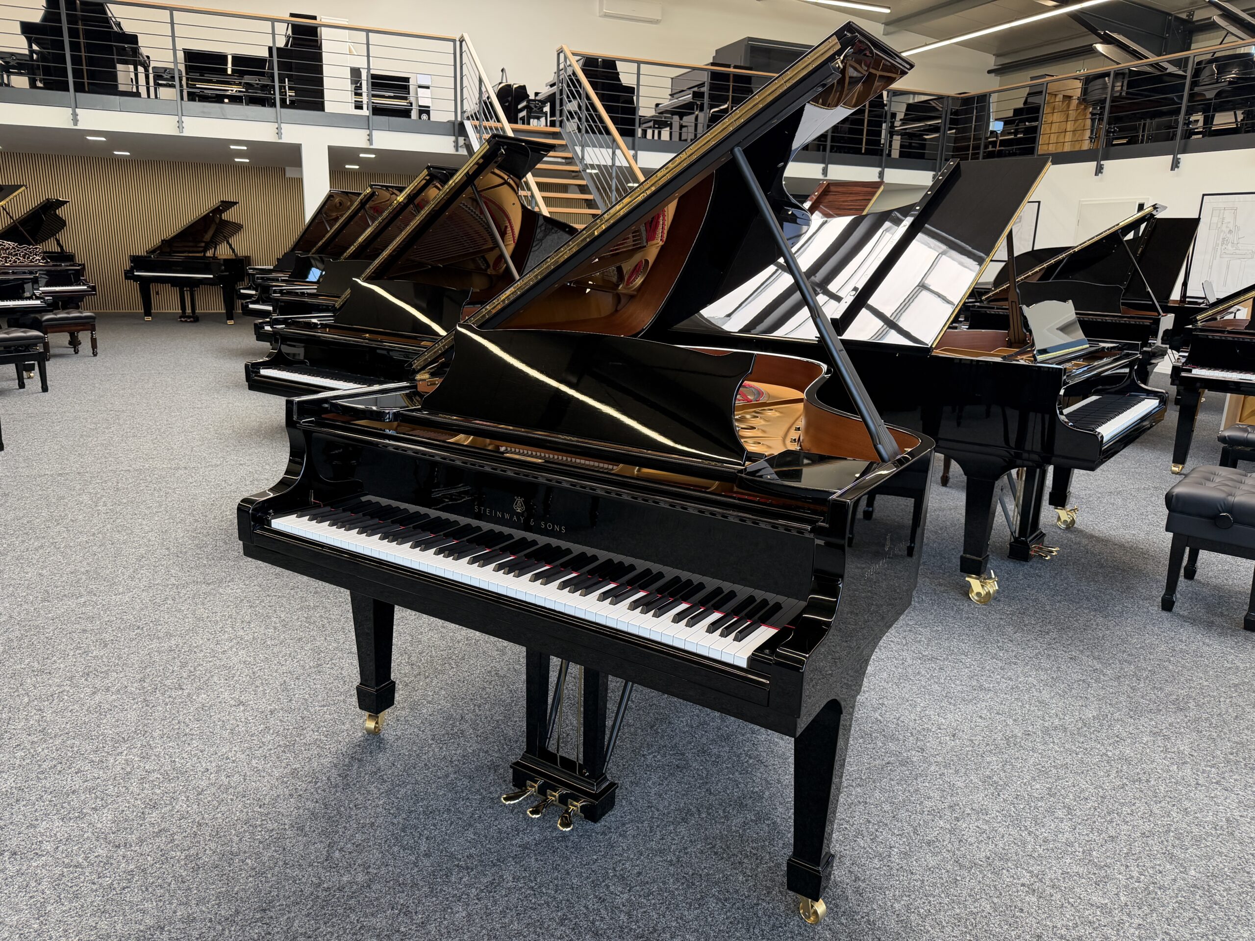 Steinway & Sons B-211