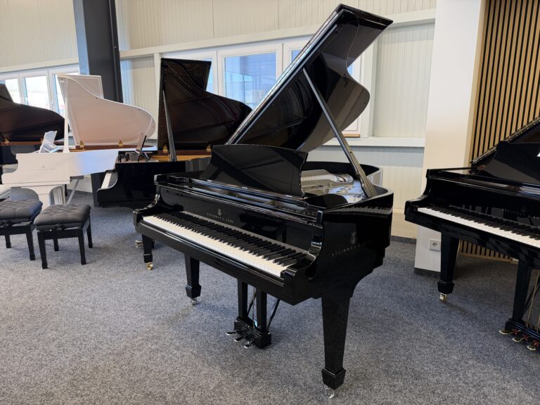 Steinway & Sons M-170