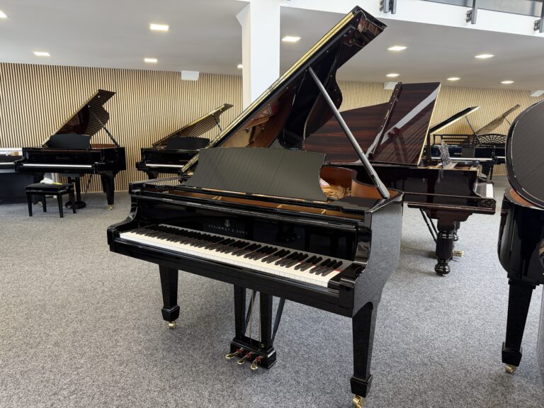 Steinway & Sons O-180