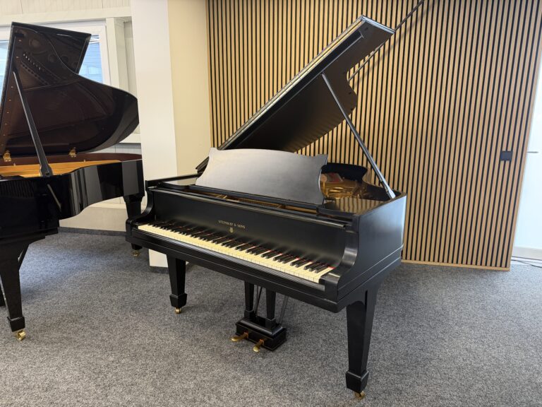 Steinway & Sons O-180